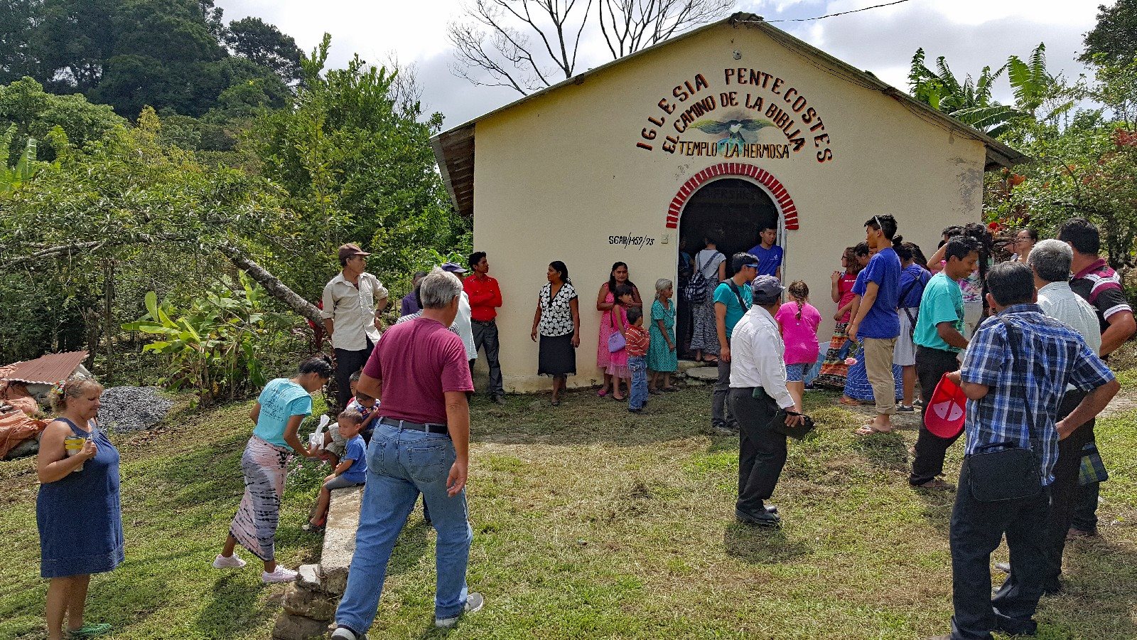 Dayspring congregation outside Iglesia Pentecostes El Camino de la Biblia
